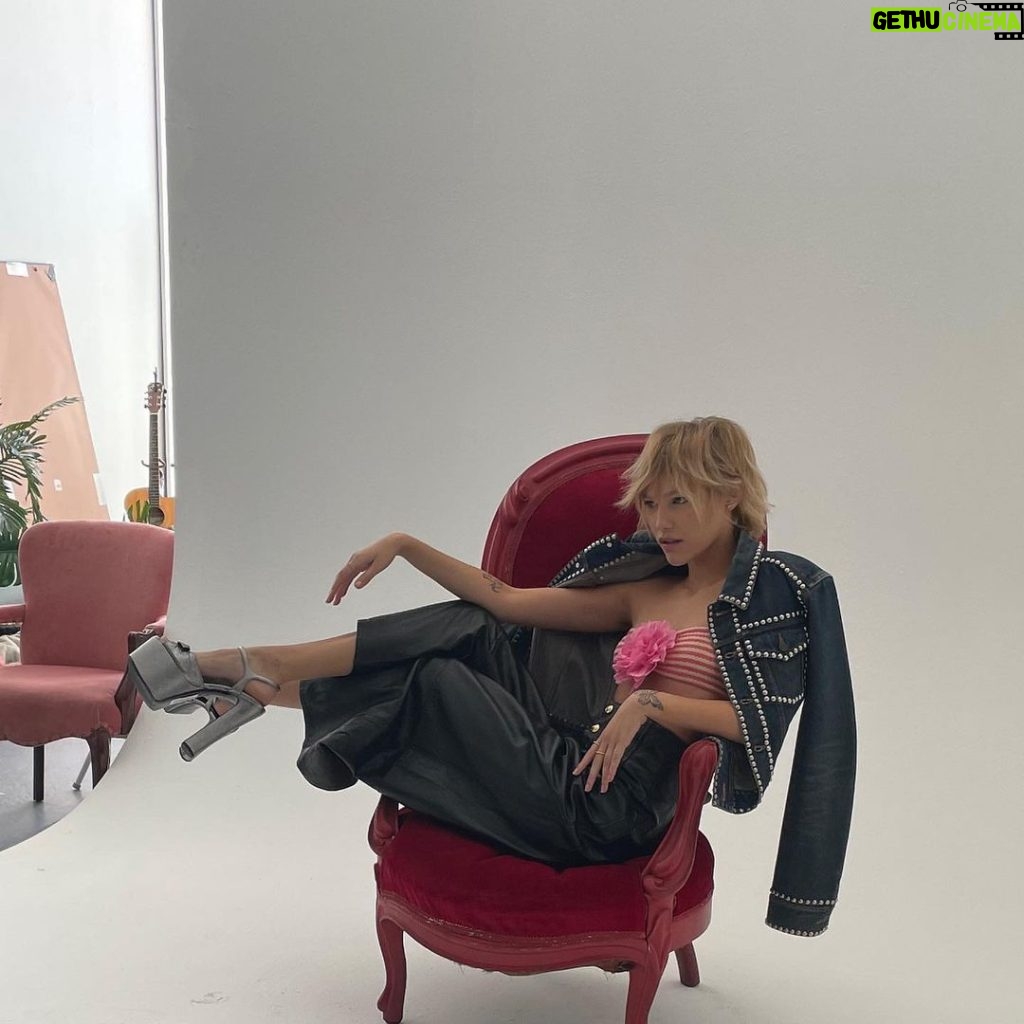 Grace VanderWaal Instagram - Small dump + a song I just wrote called safety pin🧷🎶•• I promised myself I’d be better at social media a couple weeks ago and IM SLIPPIN😖 I’m trying.. so here are my updates- got a tattoo and trying to put the last touches on new music for you guys!!🥳🥳