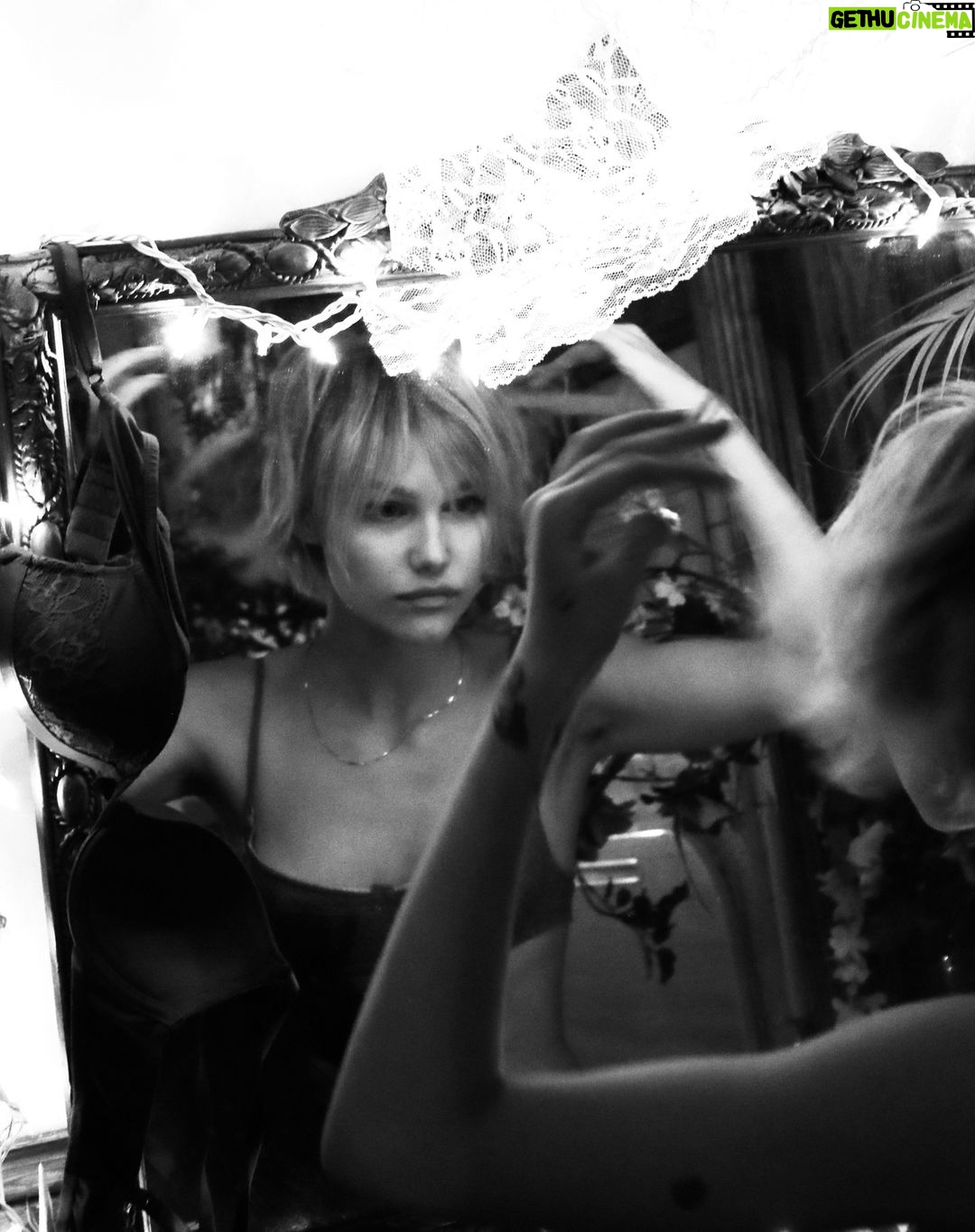 Grace VanderWaal Instagram - vintage glamour ~~~~~ 📸-@carsonpagephotography