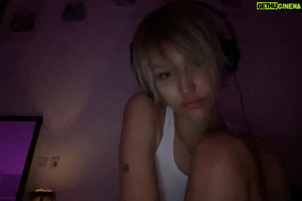 Grace VanderWaal Instagram - the more you look at these the stranger my leg looks wtf