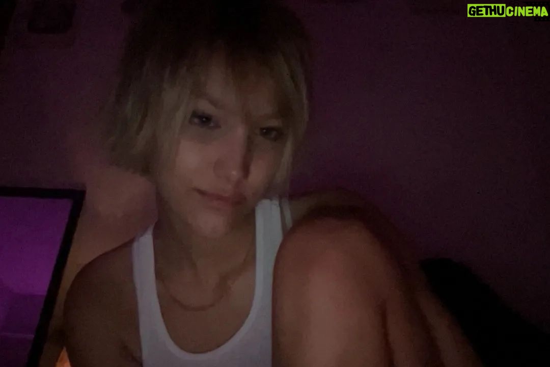 Grace VanderWaal Instagram - the more you look at these the stranger my leg looks wtf