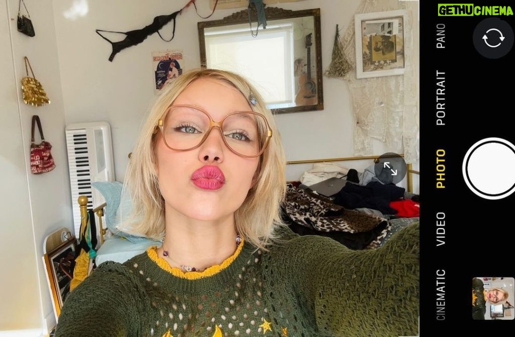 Grace VanderWaal Instagram - I haven’t posted on here in a million years happy new year 🐱⭐️