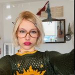 Grace VanderWaal Instagram - I haven’t posted on here in a million years happy new year 🐱⭐️