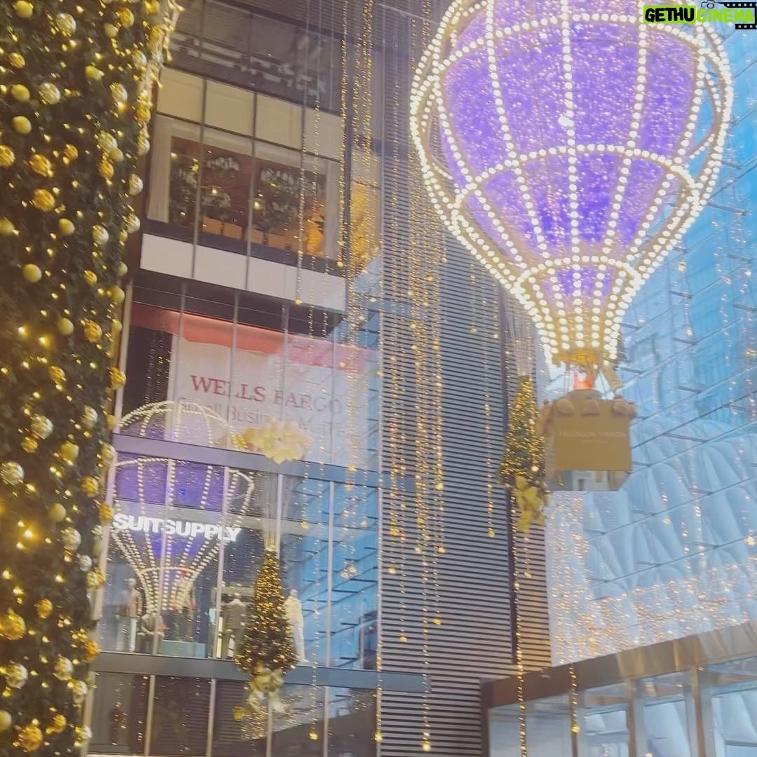 Grace VanderWaal Instagram - Hudson yards in December ✨
