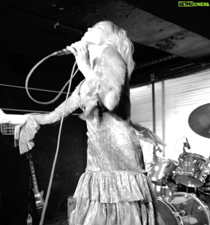 Grace VanderWaal Instagram - Thank you so so much anyone who made it out you guys were so fucking fun I love you🤘🏻♥️♥️