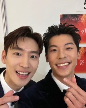Greg Hsu Instagram - 謝謝百想。

很榮幸能跟 @leejehoon_official 帝勳歐巴ㄧ起頒獎，謝謝如此溫柔的對待。

接下來⋯我的百想日記。🫣☺️