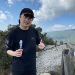 Greg Hsu Instagram – 山上混混

一段愛與芬多精的旅程

或許是山靈能讓壓抑的情緒暫時得到釋放

下了山 身體反而輕鬆了不少

心裡想著得來不易的平靜 

回頭看山慢慢變小的樣子 

我喜歡 

這種看山小的感覺

有種動靜皆宜的美感