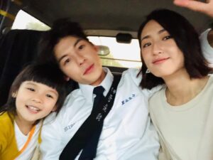 Greg Hsu Instagram - 這是我們，最後的彩蛋了。

忙於工作，完結的不真實感有許多，思考思念的時間也只剩睡前幾分鐘。

但時不時會想起這一切走來的過程大家的努力都很不容易

幕前幕後的給力100

導演細膩的運轉手之戀

製作100的仙女團隊

一日鳳南，終生鳳南的鳳南小隊

贏要衝輸要縮的迎家一家人

緣分都在對的時機

開心不用言語的默契

感覺要離別是一件很困難的事

但也終於到了這一天

謝謝擁有的一切

感謝參與這部劇的所有演員
所有工作人員
還有不管電視還是線上平台觀看的每個你

有你們才有想見你

就不說再見了

因為未來的某一天一定會再相遇的

江湖見

@somedayoroneday 
#想見你