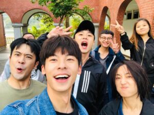 Greg Hsu Instagram - 這是我們，最後的彩蛋了。

忙於工作，完結的不真實感有許多，思考思念的時間也只剩睡前幾分鐘。

但時不時會想起這一切走來的過程大家的努力都很不容易

幕前幕後的給力100

導演細膩的運轉手之戀

製作100的仙女團隊

一日鳳南，終生鳳南的鳳南小隊

贏要衝輸要縮的迎家一家人

緣分都在對的時機

開心不用言語的默契

感覺要離別是一件很困難的事

但也終於到了這一天

謝謝擁有的一切

感謝參與這部劇的所有演員
所有工作人員
還有不管電視還是線上平台觀看的每個你

有你們才有想見你

就不說再見了

因為未來的某一天一定會再相遇的

江湖見

@somedayoroneday 
#想見你