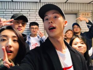 Greg Hsu Instagram - 這是我們，最後的彩蛋了。

忙於工作，完結的不真實感有許多，思考思念的時間也只剩睡前幾分鐘。

但時不時會想起這一切走來的過程大家的努力都很不容易

幕前幕後的給力100

導演細膩的運轉手之戀

製作100的仙女團隊

一日鳳南，終生鳳南的鳳南小隊

贏要衝輸要縮的迎家一家人

緣分都在對的時機

開心不用言語的默契

感覺要離別是一件很困難的事

但也終於到了這一天

謝謝擁有的一切

感謝參與這部劇的所有演員
所有工作人員
還有不管電視還是線上平台觀看的每個你

有你們才有想見你

就不說再見了

因為未來的某一天一定會再相遇的

江湖見

@somedayoroneday 
#想見你
