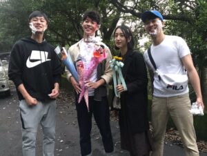Greg Hsu Instagram - 這是我們，最後的彩蛋了。

忙於工作，完結的不真實感有許多，思考思念的時間也只剩睡前幾分鐘。

但時不時會想起這一切走來的過程大家的努力都很不容易

幕前幕後的給力100

導演細膩的運轉手之戀

製作100的仙女團隊

一日鳳南，終生鳳南的鳳南小隊

贏要衝輸要縮的迎家一家人

緣分都在對的時機

開心不用言語的默契

感覺要離別是一件很困難的事

但也終於到了這一天

謝謝擁有的一切

感謝參與這部劇的所有演員
所有工作人員
還有不管電視還是線上平台觀看的每個你

有你們才有想見你

就不說再見了

因為未來的某一天一定會再相遇的

江湖見

@somedayoroneday 
#想見你