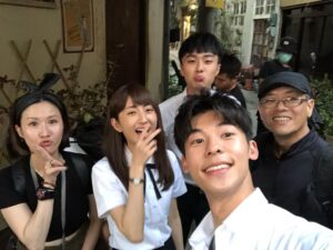 Greg Hsu Instagram - 這是我們，最後的彩蛋了。

忙於工作，完結的不真實感有許多，思考思念的時間也只剩睡前幾分鐘。

但時不時會想起這一切走來的過程大家的努力都很不容易

幕前幕後的給力100

導演細膩的運轉手之戀

製作100的仙女團隊

一日鳳南，終生鳳南的鳳南小隊

贏要衝輸要縮的迎家一家人

緣分都在對的時機

開心不用言語的默契

感覺要離別是一件很困難的事

但也終於到了這一天

謝謝擁有的一切

感謝參與這部劇的所有演員
所有工作人員
還有不管電視還是線上平台觀看的每個你

有你們才有想見你

就不說再見了

因為未來的某一天一定會再相遇的

江湖見

@somedayoroneday 
#想見你