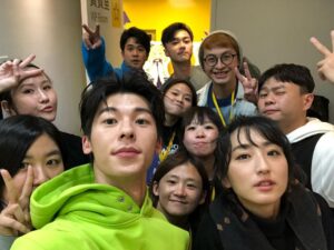 Greg Hsu Instagram - 這是我們，最後的彩蛋了。

忙於工作，完結的不真實感有許多，思考思念的時間也只剩睡前幾分鐘。

但時不時會想起這一切走來的過程大家的努力都很不容易

幕前幕後的給力100

導演細膩的運轉手之戀

製作100的仙女團隊

一日鳳南，終生鳳南的鳳南小隊

贏要衝輸要縮的迎家一家人

緣分都在對的時機

開心不用言語的默契

感覺要離別是一件很困難的事

但也終於到了這一天

謝謝擁有的一切

感謝參與這部劇的所有演員
所有工作人員
還有不管電視還是線上平台觀看的每個你

有你們才有想見你

就不說再見了

因為未來的某一天一定會再相遇的

江湖見

@somedayoroneday 
#想見你