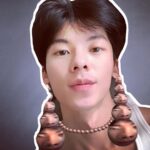 Greg Hsu Instagram – 回顧了一下前一段時間的照片。

宅在家的日子

大家血液裏的快樂指數應該都降了不少

對於平時有在宅的人來說應該是不降反升

家長們的血壓應該是升了不少

但速。

為了不辜負所有醫護、防疫人員們的辛勞。

我們再堅持ㄧ下

不如，趁此時

培養一個對你來說從沒有想過、或是之前覺得有可能想做的興趣。

例如：
喜歡做菜是ㄧ種興趣
看別人做菜也是一種興趣
看別人做菜做的很辛苦不幫忙也是一種興趣
打別人也是一種興趣 
（亂講的請勿參考）

想辦法苦中做樂的人
才是贏家

數字降了不代表可以鬆一口氣，跟血壓不一樣

莫焦慮、莫恐慌，口罩酒精帶好，平靜ㄉ等待，當個有感覺的人就好。

端午連假減少流動之必要
但在家該動的還是要動
免疫力拉起來

數字降到最低，你的血壓才會降低

快樂指數才會提升🙌

真的不知道有什麼興趣
就自拍吧
觀察自己也是一門哲學

在家片單附贈一下
祝你們平安健康。