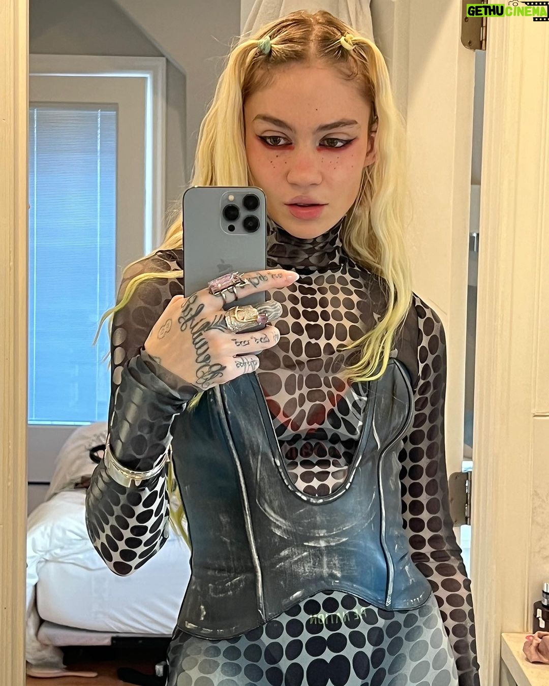 Grimes Instagram - I want to be software with @illangelo out now!