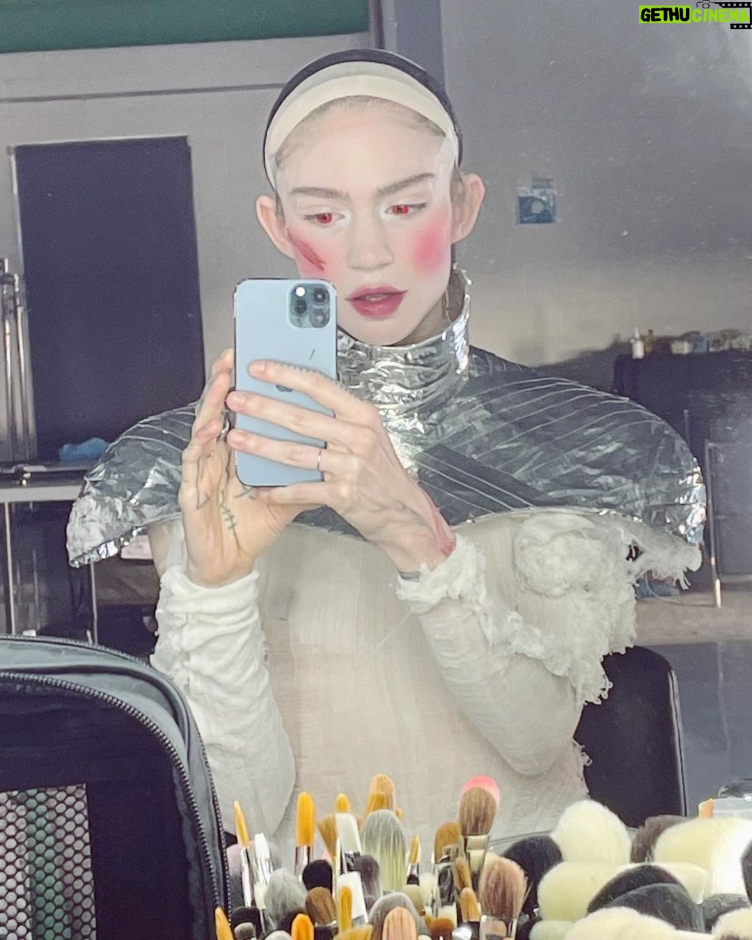 Grimes Instagram - I’m inhabiting a new personality for the next 24 hours so just remember if you need me I’ll be someone else.