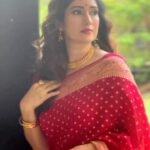 Gungun Uprari Instagram - साड़ी Only an Indian woman can wrap six yards of fabric in a way that covers enough to make her look modest yet bare enough to make her look sexy! . . Sari brand @sacredweaves ❤️ . . #happyholi #holi #traditionalwear #holiwear #festival #celebration #holi2024