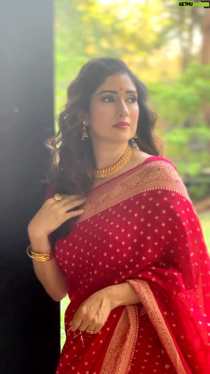 Gungun Uprari Instagram - साड़ी Only an Indian woman can wrap six yards of fabric in a way that covers enough to make her look modest yet bare enough to make her look sexy! . . Sari brand @sacredweaves ❤️ . . #happyholi #holi #traditionalwear #holiwear #festival #celebration #holi2024