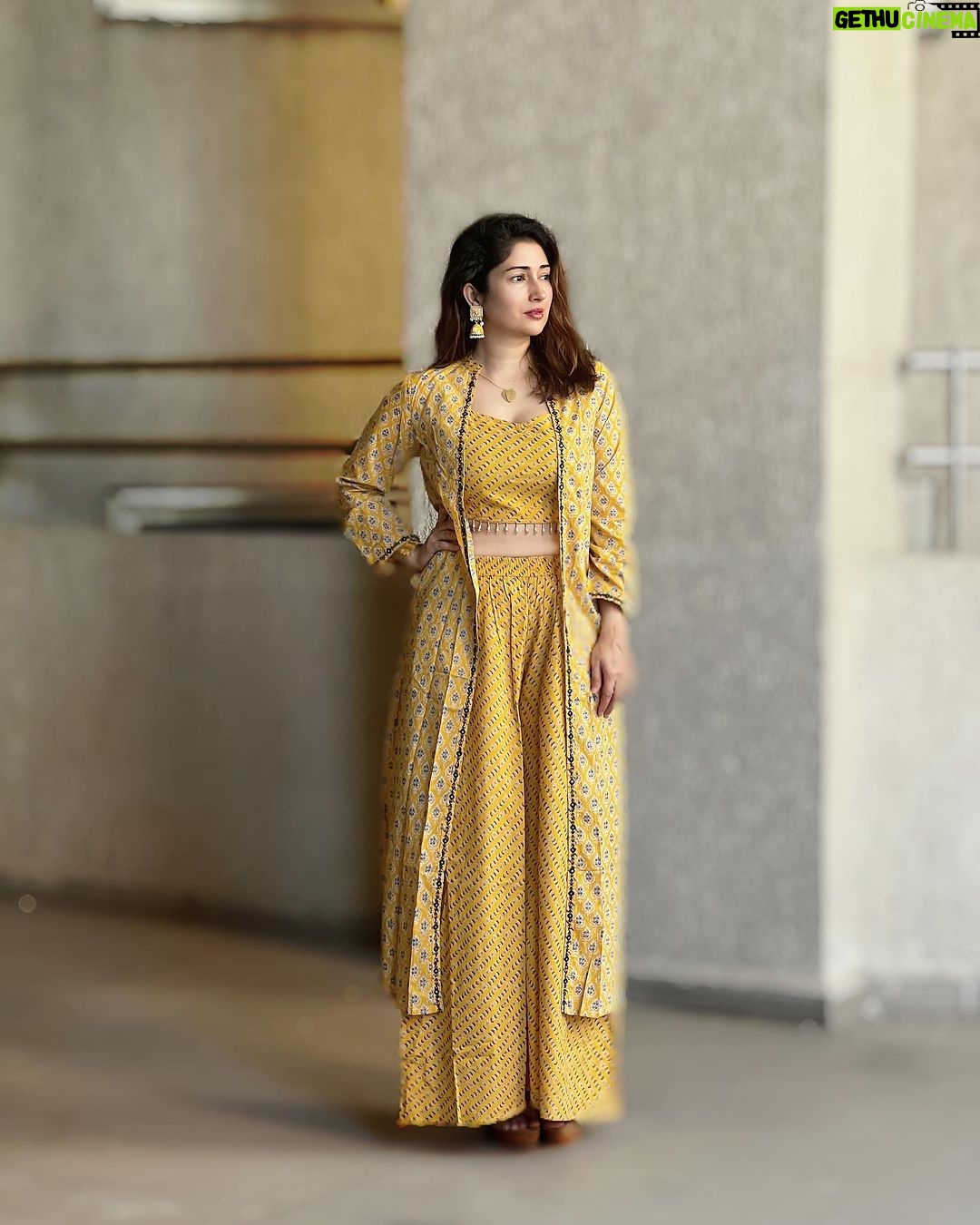Gungun Uprari Instagram - “Monday Morning Blues? Why not change the color of your Monday to yellow and brighten up the coming week ❤️ Starting this week with bright , beautiful and comfortable dresses from @pukhya.jaipur 💐 . . Pr @maverick.communication01 ❤️ . . #indianwear #jaipur #shopping #weekdays