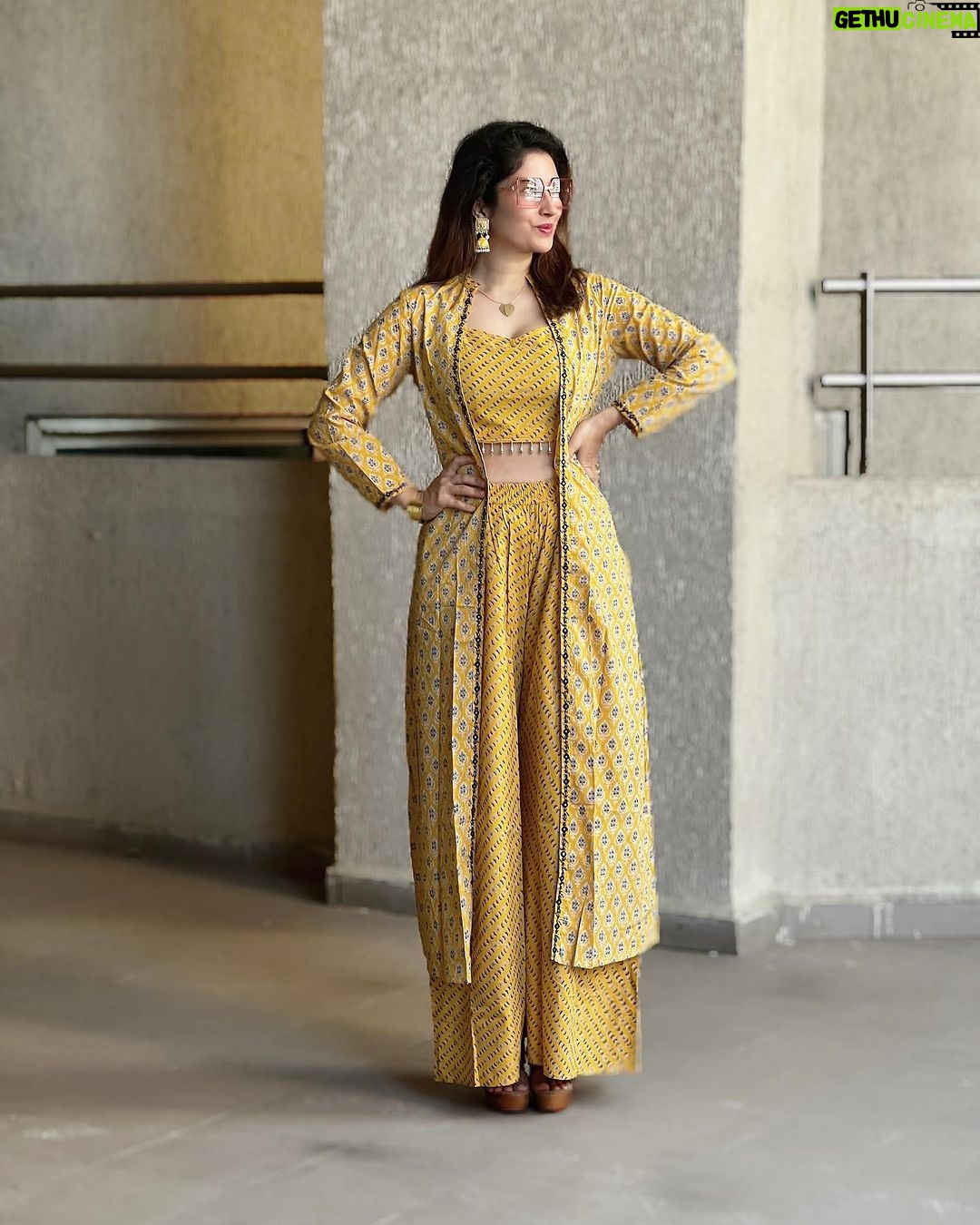 Gungun Uprari Instagram - “Monday Morning Blues? Why not change the color of your Monday to yellow and brighten up the coming week ❤️ Starting this week with bright , beautiful and comfortable dresses from @pukhya.jaipur 💐 . . Pr @maverick.communication01 ❤️ . . #indianwear #jaipur #shopping #weekdays