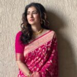 Gungun Uprari Instagram - “Saree: The epitome of grace, the embodiment of beauty 💕 #beautyinsixyards #banarasi #sari Sari brand @sacredweaves Makeup &hair @shradha17_makeupartist ✌️ . Iam in love with this sari ❤️ Mumbai - मुंबई