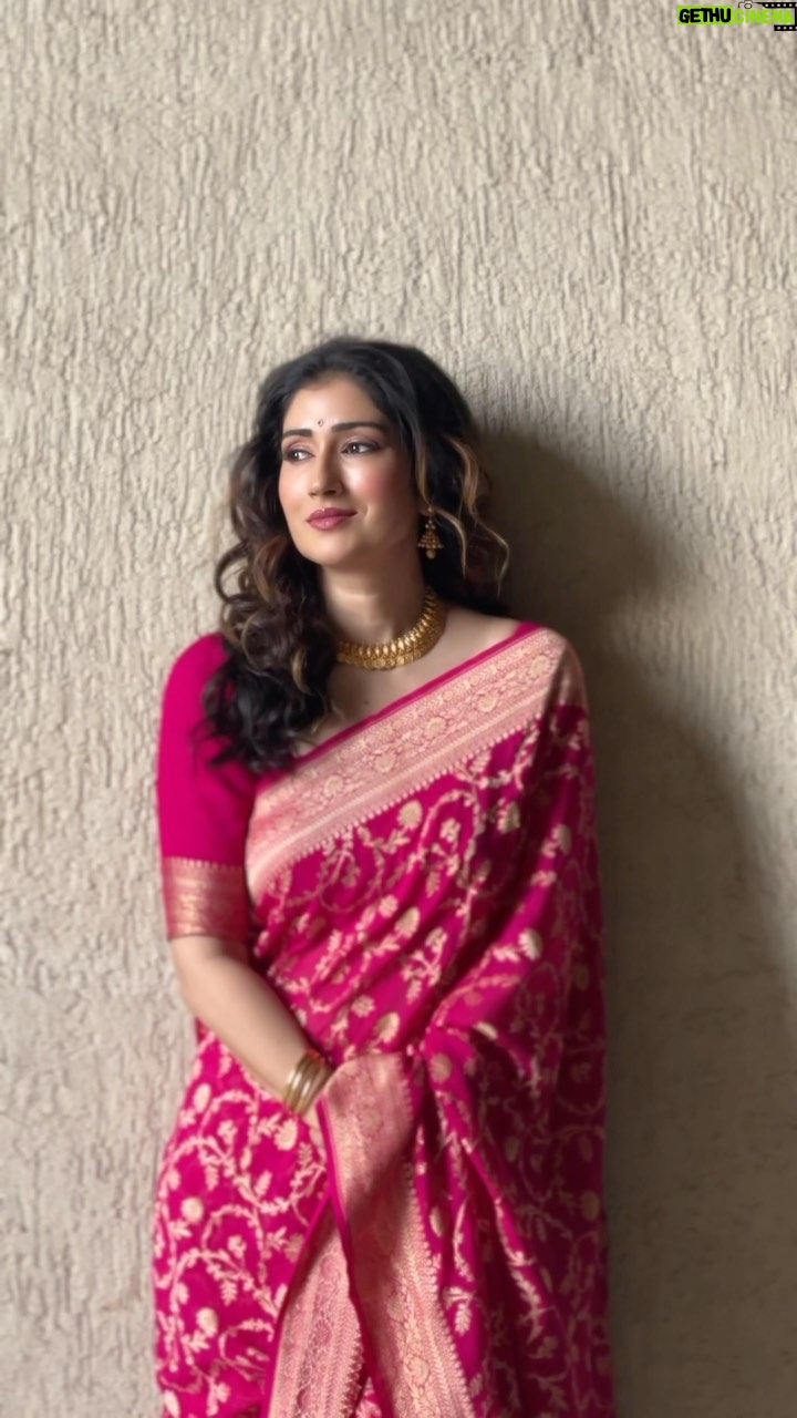 Gungun Uprari - 21.1K Likes - “Saree:
The epitome of grace, the embodiment of beauty 💕
#beautyinsixyards
#banarasi
#sari
Sari brand @sacredweaves
Makeup &hair @shradha17_makeupartist ✌️
.
Iam in love with this sari ❤️