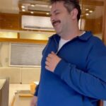 Gupse Özay Instagram - Onur gel Övünç bizi çekecek......... @onur.gurcay @serkangulguler 'in kötü şakaları seti sardı, durumumuz iyi değil. Not: Filmin mizahı böyle değil korkmayın.