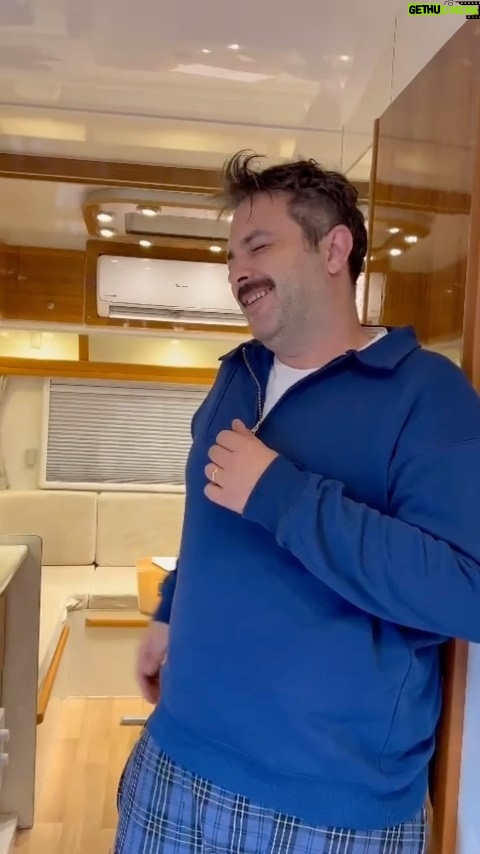 Gupse Özay - 98.1K Likes - Onur gel Övünç bizi çekecek......... @onur.gurcay
@serkangulguler 'in kötü şakaları seti sardı, durumumuz iyi değil.
Not: Filmin mizahı böyle değil korkmayın.