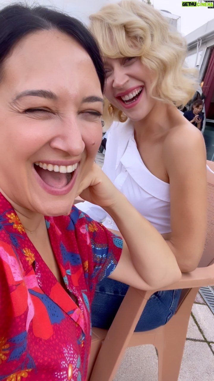 Gupse Özay - 136.7K Likes - Ya çok keyifli kahkahalı bir set günüydü ya sadece Hazal'laydık.... #lohusafilm 🍿🧿