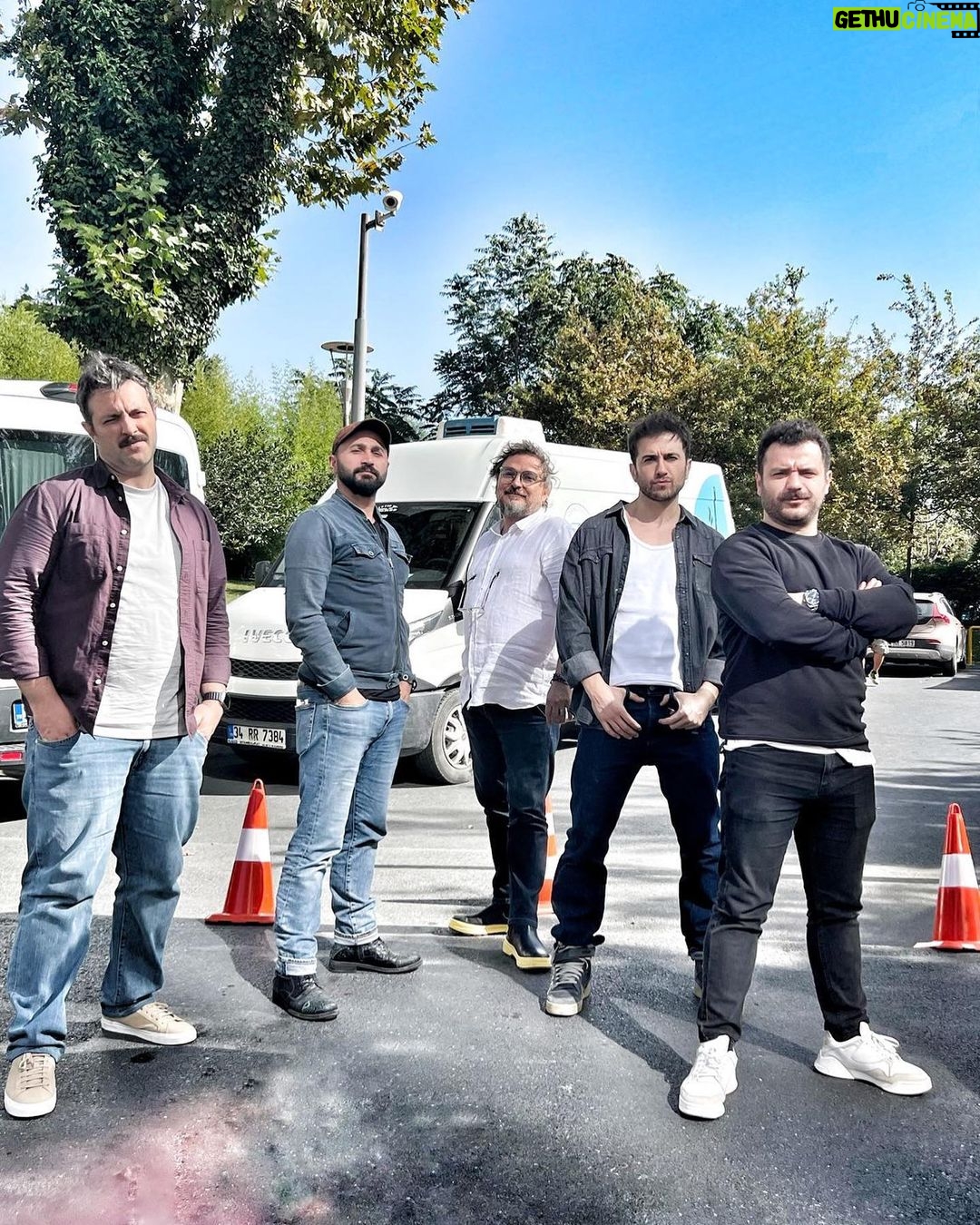 Gupse Özay Instagram - Lohusa'nın erkekleri atakta... Bizim böyle pozumuz yok. Tehlikenin farkında mısınız? @painofkermit @esrarusann @su_sanad @elifnurkerkuk @servetpandur @feryguler @cerennzi @birsen_durulu #lohusafilm