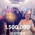 Gupse Özay Instagram - Lohusa filmimizi izleyen 1.500.000 seyircimize teşekkür ederizzz! Kadife sesimizle söylediğimiz her şarkı sizler için.... 😂 Sizi seviyoruuzzz ❤️🍿🎉 #lohusafilm sinemalarda