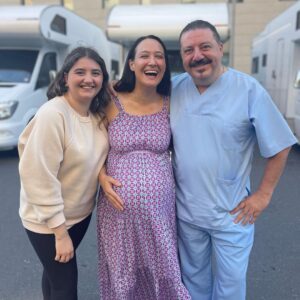Gupse Özay Instagram - Gerçek doğum doktorumla Lohusa filmindeki doğum sahnemde beraber oynadık :))) Hahahhaa çok eğlenceliydi. Huzurunuzda kendisine teşekkür ediyorum 🤗🙏🍿 @melihatahanguven.official #lohusafilm #postpartummovie