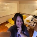 Gupse Özay Instagram - İki adet senaryo arkamdaki iki koca tahtada yazılıyor evet. Neden? Çünkü ben beyaz tahtada çalışmayı çok severim.. Bi'de of çok özledim. Sinema salonları bizi bekle az kaldı.... 🍿🎬 Not: Bi'de kız yan odada uyuyor.