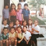 Gupse Özay Instagram - Yine bir 23 Nisan, yine bir ben. (Kameraya bakmayan benim.) Saçımdaki tacı çok net hatırlıyorum. Küçükken küçük şeyler çok büyüktü. Sadece oyun oynayıp, merak edip keşfettiğimiz, ilişkiler kurduğumuz, analiz ettiğimiz, yanıldığımız, şaşırdığımız, üzüldüğümüz, sevindiğimiz bir dönemdi. Her çocuk huzurlu, sağlıklı, neşeli, güvenli bir çocukluk geçirmeli. Bunu sağlamaya niyetli ebeveynlerin, devletlerin, öğretmenlerin ve bütün çocukların bayramı kutlu olsun. Not: Arkada aya ulaşacağımızı zannedip kırdığımız salıncak gözükmemiş. Not2: Fotodaki arkadaşlar nerelerdesiniz? Not3: İzmir'de çocuk olmak çok güzeldi. ☀️