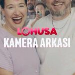 Gupse Özay Instagram - Kara Sevdaaa 🍿 İşte Lohusa'nın kamera arkasıııı. Vallahi biz çekerken çok eğlendik 😄 Umarız bu da seyircimize geç..... Barış abimiz seni çok seviyoruz. Teşekkür ederiz 💙 Not: Çekim hataları filmin sonunda sinemalarda... 🍿