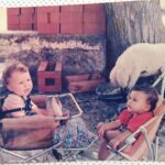 Gupse Özay Instagram - Her sene 23 Nisan Ulusal Egemenlik ve Çocuk Bayramı'nda bir adet çocukluk fotoğrafımı koyuyorum. Bu sene bunu seçtim. Ayak ayak üstüne atıp karşıdaki bebeği ciddiyet ve merakla dinleyişim hoşuma gitti. :) Hala da öyleyim. Aynı merak... Bu fotoğrafımın vesilesiyle de çocuklarımızın meraklı, cesur, yaratıcı, özgür, üretken, korkusuz, gülmekten - ağlamaktan korkmayan, araştıran, dinlemeyi bilen, empatiyi çözen, kendini seven, dürüst, sanatla iç içe, baskıya boyun eğmeyen, keşfetmeyi seven, neşeli, mutlu, huzurlu çocuklar olmalarını dilerim. Bayramımız kutlu olsun. #23nisanulusalegemenlikveçocukbayramı