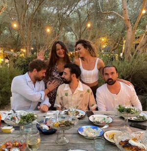 Gupse Özay Instagram - ☀️🥂🌴🐟🌕🌈🌽⛱
