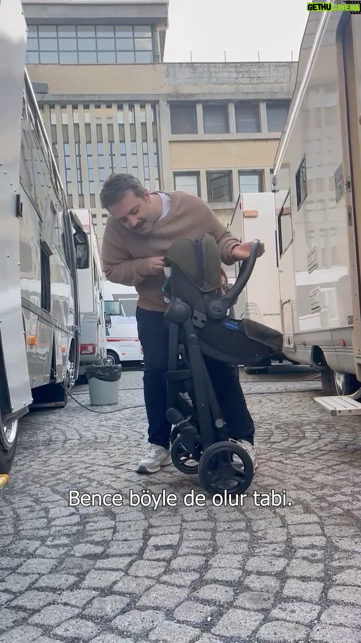 Gupse Özay Instagram - EŞLERİMİZ BEBEK ARABASI AÇMA KONUSUNDA İYİLER Mİ?🤭 Not: Ben de iyi değildim yalan yok. Ama kocalar yapamayınca daha komik.... Lohusa filmindeki o sahne çekilmeden önce Onur kardeşimizin yaparım ya noolcak artisliği sonrasını zevkle izliyoruz...... #lohusafilm