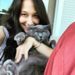 Gupse Özay Instagram - İlk fotodaki bana çok düşkün; diğeri o kadar düşkün gözükmüyor ama bence düşkün; üçüncü fotodaki zaten çok düşkün.. ☀️