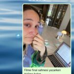 Gupse Özay Instagram - Lohusa filmimize Nisan ayında final sahnesi yazarken arkadaşlarıma attığım mesaj ve fotoğrafım... 🥹 Kahkaha eşliğinde duygulandığınızı duymak-görmek o kadar güzel ki... Birbirimizi anlıyoruz canım anneler, babalar, dostlar, arkadaşlar... Gözlerinizden akan yaşları öperim -öperiz ❤️