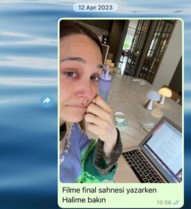 Gupse Özay Instagram - Lohusa filmimize Nisan ayında final sahnesi yazarken arkadaşlarıma attığım mesaj ve fotoğrafım... 🥹 Kahkaha eşliğinde duygulandığınızı duymak-görmek o kadar güzel ki... Birbirimizi anlıyoruz canım anneler, babalar, dostlar, arkadaşlar... Gözlerinizden akan yaşları öperim -öperiz ❤️