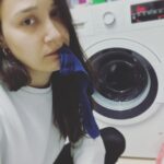 Gupse Özay Instagram - Beyler bayanlar selam. Çorapların teklerini asla bulamamamın nedeni ne olabilir? a) Çamaşır makinası bir tanesini gizlice yiyor b) Diğerini makinaya atmayı unutmuşsundur c) Bu esrarengiz olay yıllardır çözülemedi d) Sen çamaşır yıkama güzel kardeşim