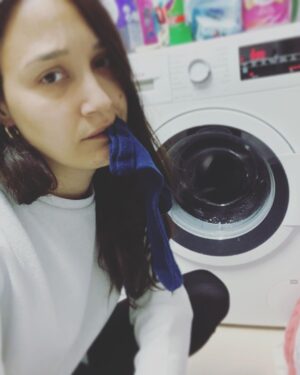 Gupse Özay Instagram - Beyler bayanlar selam. Çorapların teklerini asla bulamamamın nedeni ne olabilir?

a) Çamaşır makinası bir tanesini gizlice yiyor
b) Diğerini makinaya atmayı unutmuşsundur 
c) Bu esrarengiz olay yıllardır çözülemedi
d) Sen çamaşır yıkama güzel kardeşim