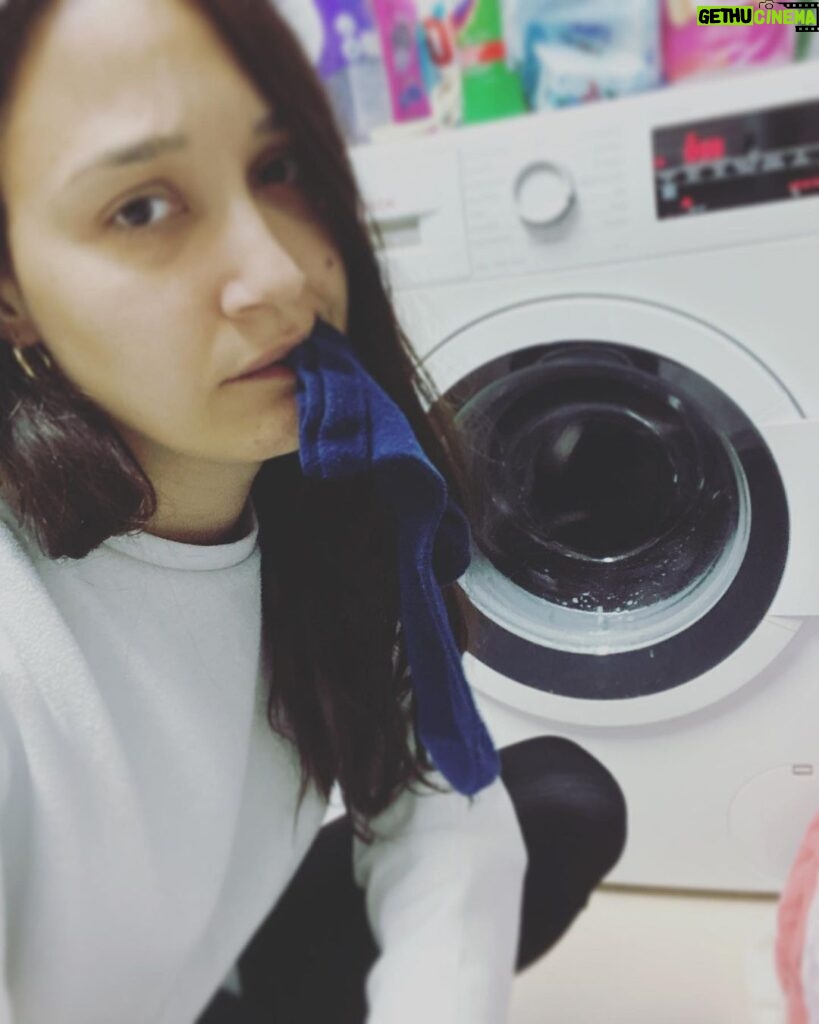 Gupse Özay Instagram - Beyler bayanlar selam. Çorapların teklerini asla bulamamamın nedeni ne olabilir? a) Çamaşır makinası bir tanesini gizlice yiyor b) Diğerini makinaya atmayı unutmuşsundur c) Bu esrarengiz olay yıllardır çözülemedi d) Sen çamaşır yıkama güzel kardeşim