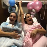 Gupse Özay Instagram - Bugün bir şeyleri söylememe vesile olsun mu? Bir film varmış iki eltinin savaşını anlatan. İşte iki eltinin aileye ilk torunu vermek üzerine bir rekabete girip, birbirlerini kırıp üzdükleri bir hikaye. Evlerini, takılarını, ekonomik durumlarını falan gösterip hava atmaya yönelik yarışlarını anlatan bir hikaye. Şu dönem sosyal medyada da var ya biraz hani; ev dekorasyonu, tatiller, kıyafetler, güzellik, en iyi araba, 'en iyi anne benim' yarışları.. Neyse işte bu hikayede bakıyor ki eltiler savaştıkça ellerine bir şey geçmiyor, mutsuz oluyorlar, yalnız kalıyorlar, içlerinde bir huzursuzluk var. Birbirimizle kavga etmek kolay, biz anlaşmayı deneyelim deyip birbirlerine #eltimkızkardeşim diyorlar. Ellerini birleştiriyorlar, güçlerini birleştiriyorlar, ne iyi ediyorlar. Beraber üretiyorlar, beraber gülüyorlar, beraber başarılarını büyütüyorlar. O yüzden savaşmak yerine barışmayı seçen bütün kadınlara selam olsun. 🦋🦋🦋🦋🦋🦋 Ha bir de erkeklerin domine ettiği sektörde bir kadın hikayesinin gişede böylesi rakamlara ulaşması da sanırım bugün kutlanmayı hak ediyor. Kadın izleyicimize ve önyargı yapmadan! izlemeye gelip 'yav amma eğlendim' diyen erkek izleyicimize de selam olsun. 🦋🦋🦋🦋🦋🦋 Peki 8 Mart Dünya Kadınlar Günü, önyargıların tamamen kırıldığı, toplumsal cinsiyet eşitliğinin tamamen sağlandığı günlerin geleceğini bilmeye vesile olsun mu? Olsun. #8martdünyakadinlargünü @unwomenturkey