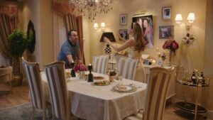 Gupse Özay Instagram - 🧂Paylaşılmasını istediğiniz, filmin en sevilen sahnelerinden biri bizden size hediye :) Gülümsetmesi dileğiyle... #eltilerinsavaşı sinemalarda 
#hamilekalmakiçinneyapmalı #selamınaleyküm
