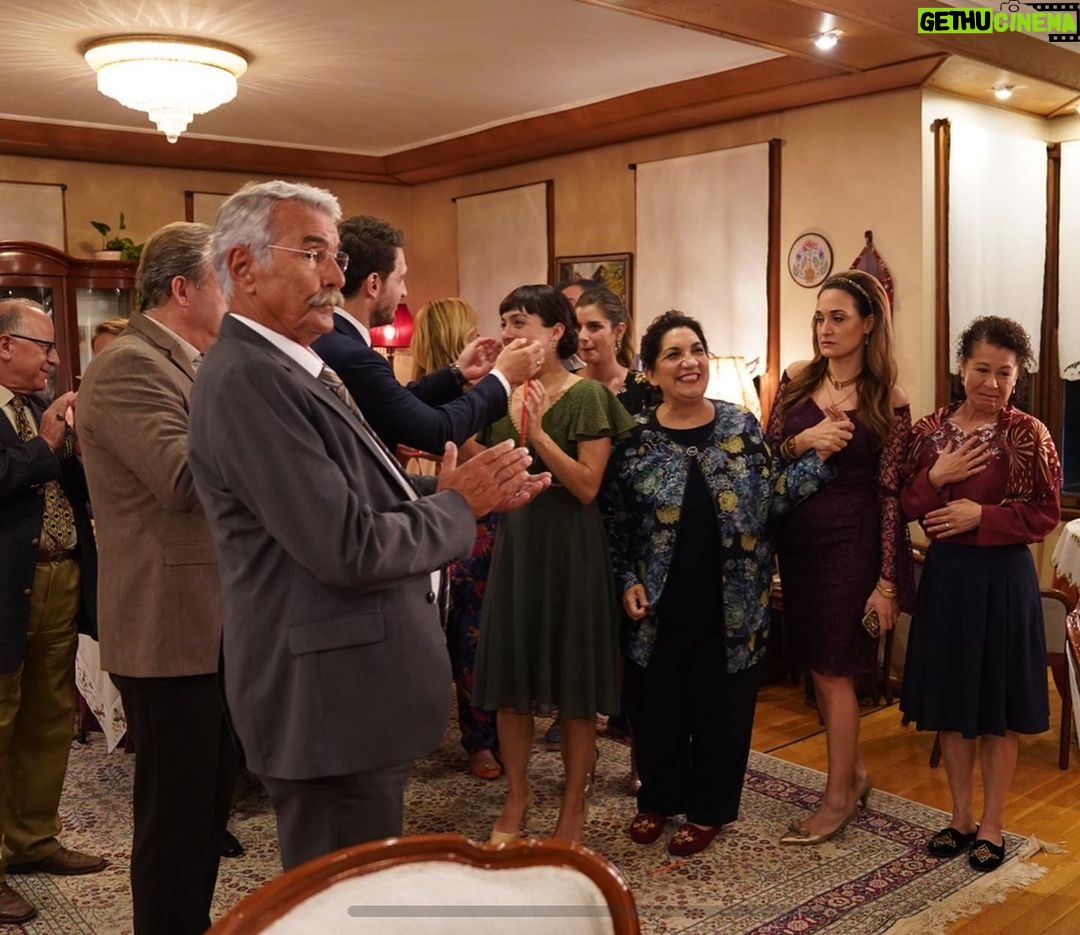 Gupse Özay Instagram - Fotoları kaydırdıkça eltisinin istemesinde mutluluktan deliren bir elti beliriyor.... #eltilerinsavaşı