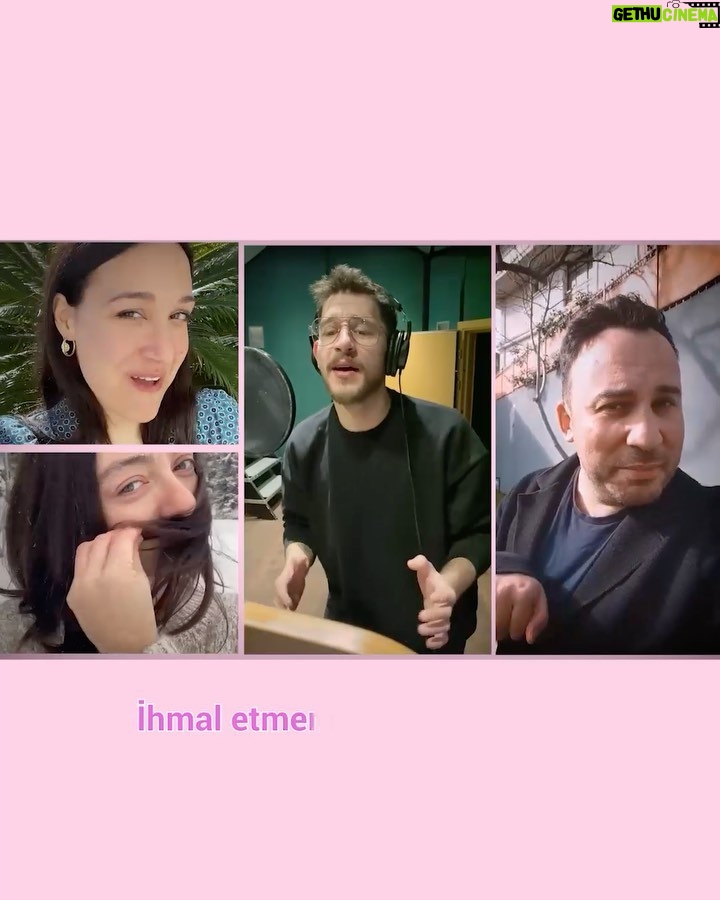 Gupse Özay Instagram - Filmi izleyenler jenerikteki şarkıyı soruyorsunuz ya, bu şarkı o şarkı işte :)) #rustik Tamamı youtube'da da var. Rustik yazarsanız çıkar. IGTV'ye de koymuştum zaten. 🤗 Çok öptüm. #eltilerinsavaşı