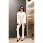 Gupse Özay Instagram - Gala günü benim gibi asla süslenmeyi beceremeyen biriyle uğraşıp dididen canım @mina.tanay @sburcucam @816styling 🌟 Ayrıca saç- makyaj @inkayanimet @yasarertemm ve @ilathebrand @melisgoraljewelry @begumkhan 'a teşekkür ederim :)) 🌟 Düşmeden veya yanlışlıkla yüzümü yıkamadan geceyi bitirdim. Bana da helal olsun ✌️