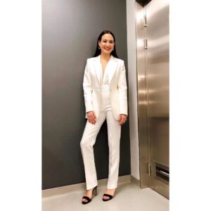 Gupse Özay Instagram - Gala günü benim gibi asla süslenmeyi beceremeyen biriyle uğraşıp dididen canım @mina.tanay @sburcucam @816styling 🌟
Ayrıca saç- makyaj @inkayanimet @yasarertemm 
ve @ilathebrand @melisgoraljewelry @begumkhan 'a teşekkür ederim :)) 🌟 Düşmeden veya yanlışlıkla yüzümü yıkamadan geceyi bitirdim. Bana da helal olsun ✌️