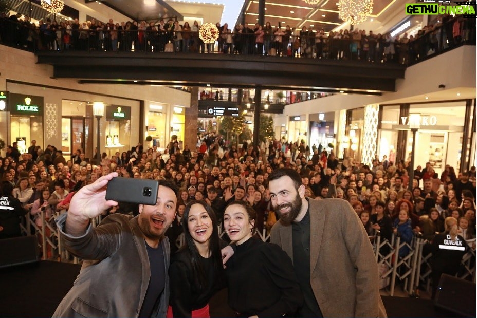 Gupse Özay Instagram - Ben İzmirli, Merve İzmirli, yönetmenimiz Onur İzmirli, Ferit İzmir'de okuduğu için fahri İzmirli olduğunu iddia ediyor. Yani İzmir seni çok seviyoruz! Teşekkür ederiz çokk tatlıydın yine 🦋🌟🐠🙏 #eltilerinsavaşı